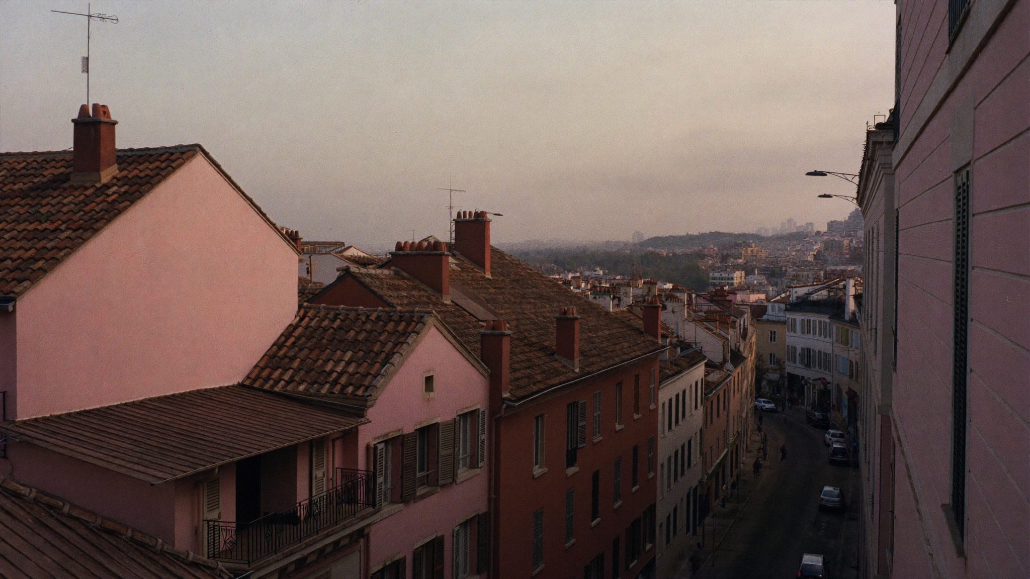 Toits de brique de Toulouse au soir, vue sur la ville